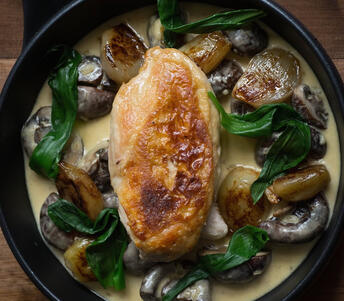cooked chicken breast with garlic and mushroom 