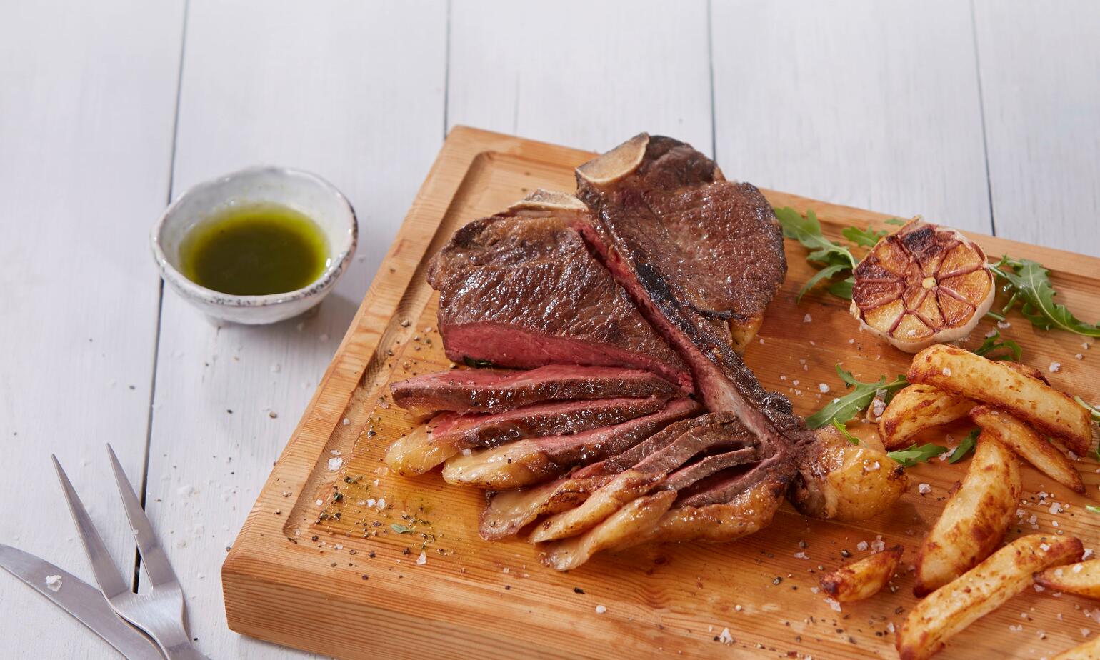 t bone steak with bearnaise sauce 