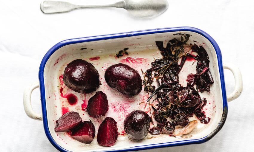 beetroot, garlic and thyme in baking tray 