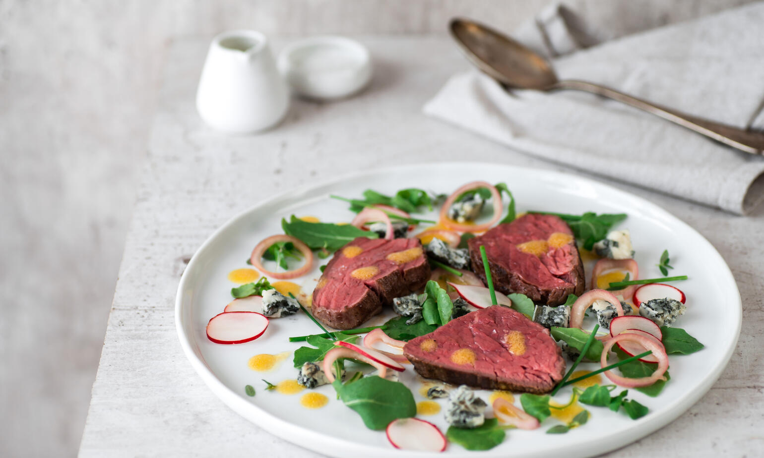 beef fillet medallions salad