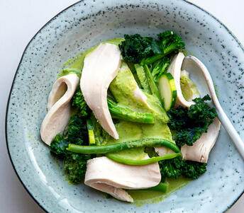 poached chicken fillet with coconut & fragrant green curry cooked
