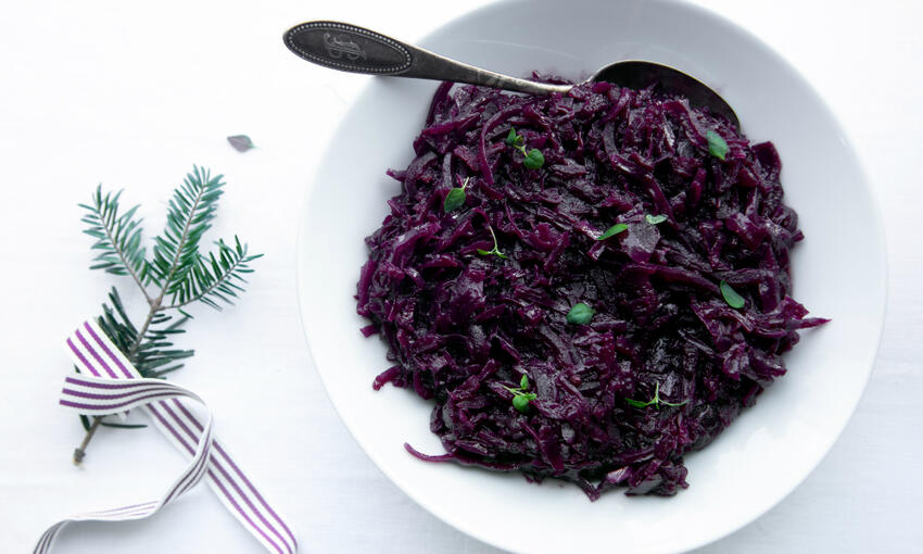 red cabbage with fennel & apple cooked