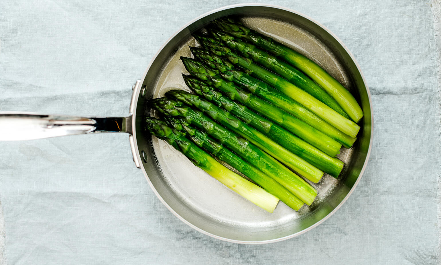 asparagus in pan