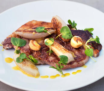 cooekd sirloin steak with shallots 