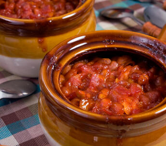 baked beans in pot 