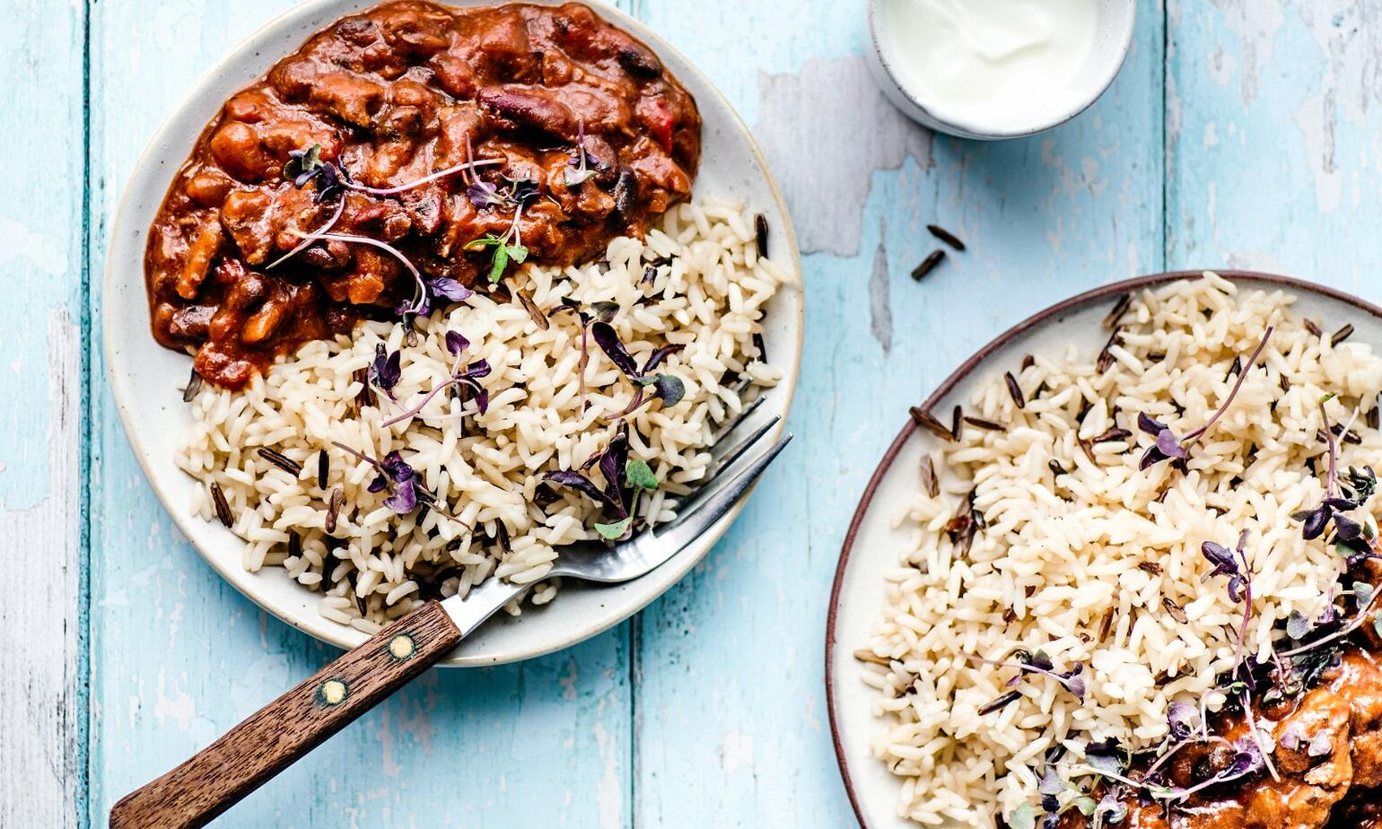 cooked chilli con carne with rice 